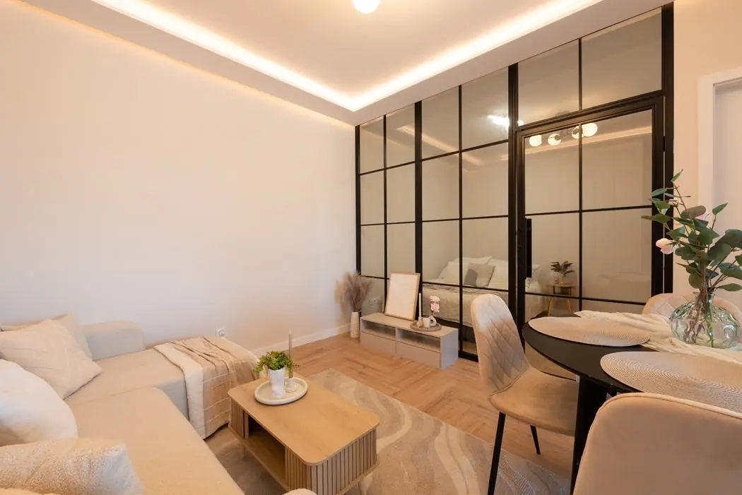 Salon ze szklaną ścianą, realizacja Sekwoja, zdjęcie 1 z 28