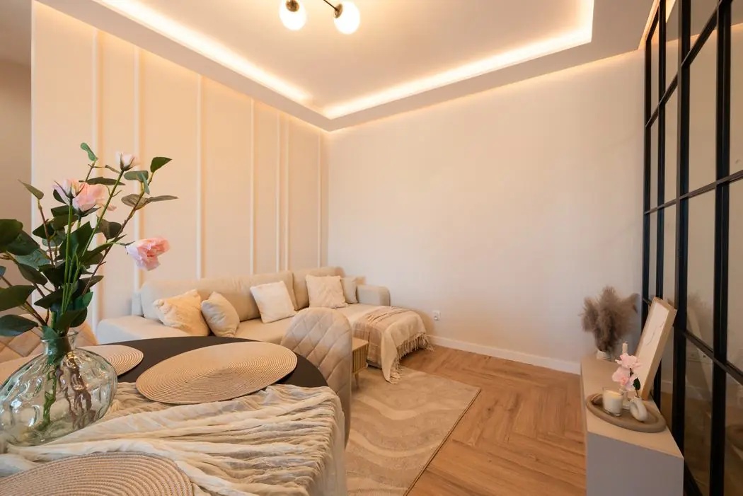 Salon ze szklaną ścianą, realizacja Sekwoja, zdjęcie 3 z 28