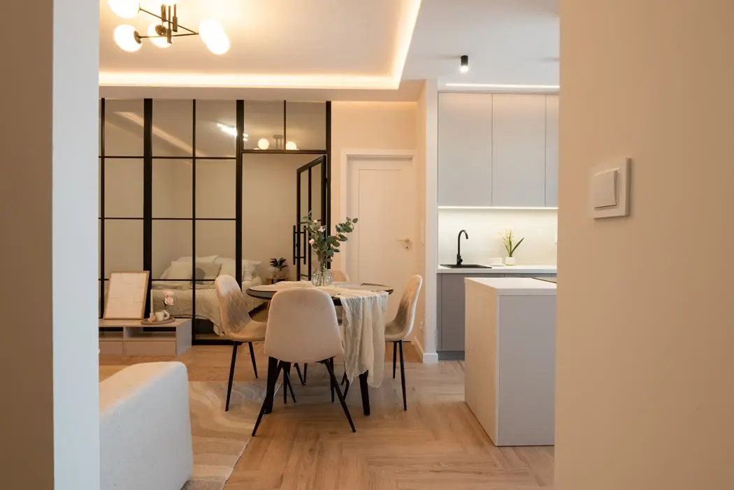 Salon ze szklaną ścianą, realizacja Sekwoja, zdjęcie 8 z 28